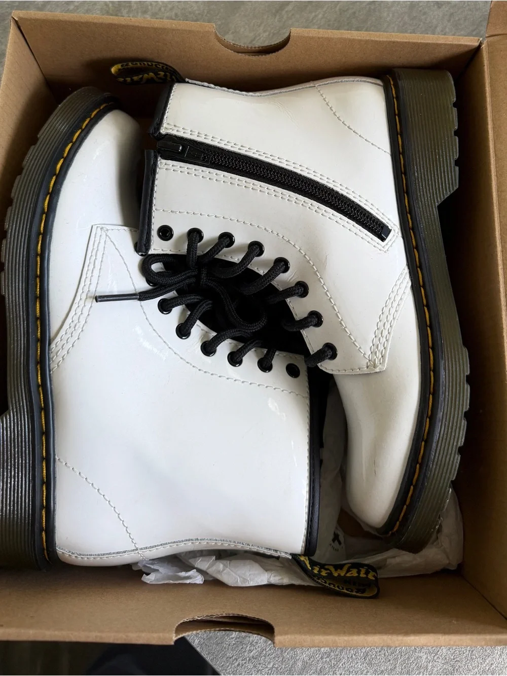 Dr Martens white leather boots 2y